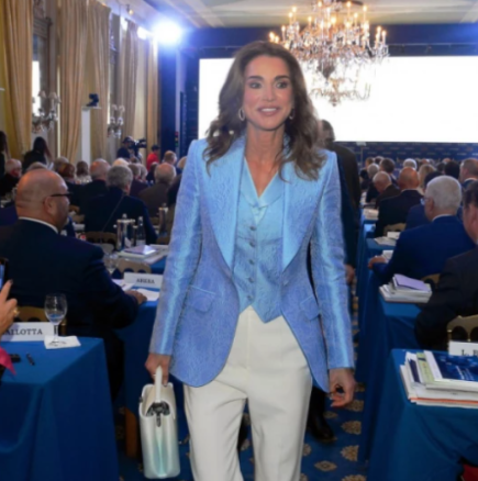 Модното съвършенство на стилната кралица: Елегантен детайл, който скрива коремчето, и обувки, които никога не излизат от мода