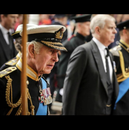 Прецедент в Бъкингам! Крал Чарлз взе всичко от този член на кралското семейство, включително придобитото по рождение.