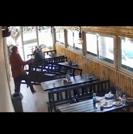 Въоръжен с нож вилня в ресторант в София - потресаващи разкази от очевидци: