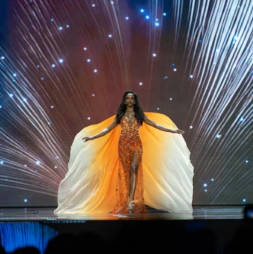 Всички скочиха от местата и се втурнаха към момичето да помагат, като се строполи, а от организацията казаха: „Молете се за нея“