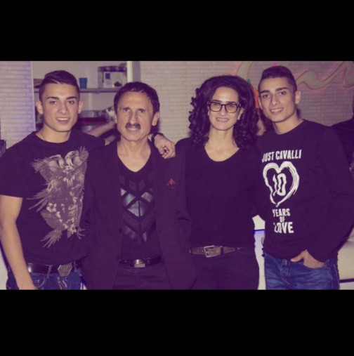 Одрали са му кожата! Милко Калайджиев позира до порасналите си момчета - вече красиви мъже: