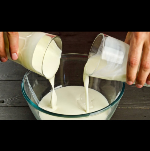 Просто смесете кисело мляко и заквасена сметана и сложете в хладилника: След 2 дни всички ще молят за рецептата!