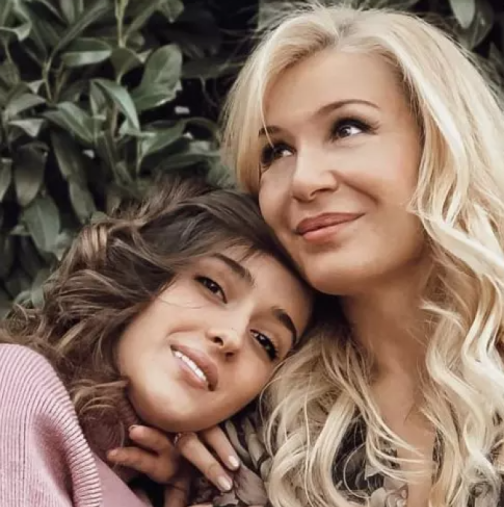 Коя е по-хубава – Мари Будева или Никол? Ето я 20-годишната доведена дъщеря на Гала!