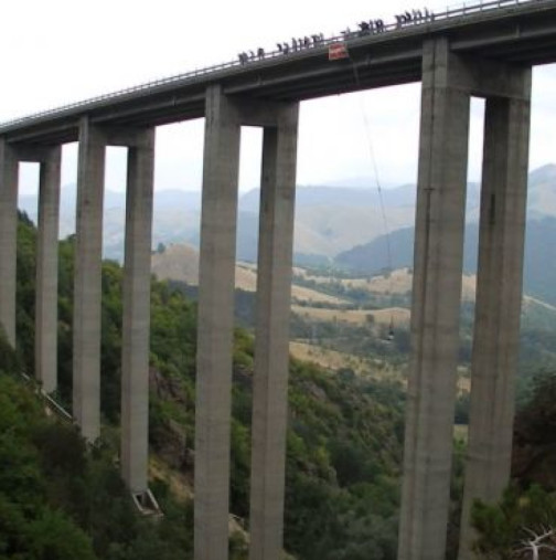 Млад мъж скочи от мост край Клисура и се случи най-страшното