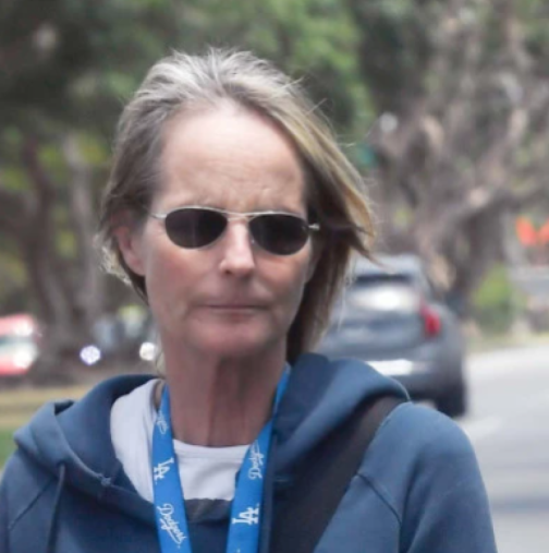 Знаете ли коя е-Преди е играла редом до най-големите имена в Холивуд, но сега те я подминават и не я разпознават