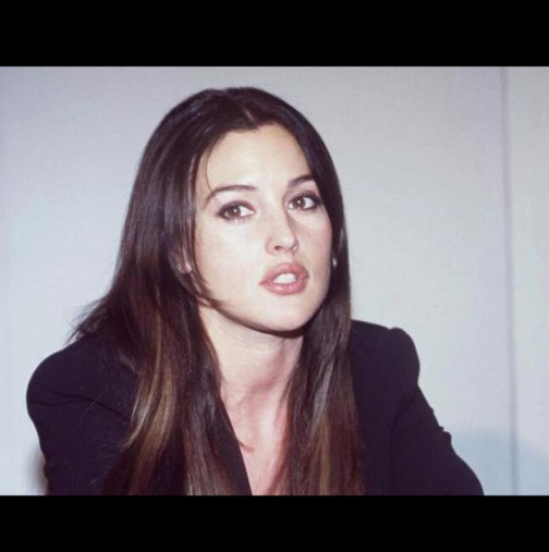 Появи се снимка на Моника Белучи от първата ѝ сватба: Години преди световната слава зашеметяващата ѝ красота пленява