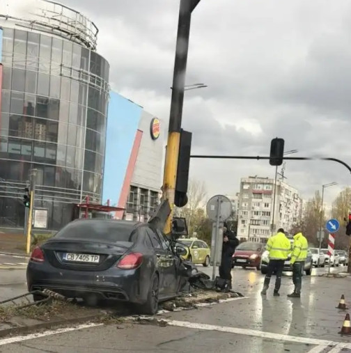 19-годишен пресен шофьор размаза колата си в стълб на голям столичен булевард - оказа се, че баща му не е случаен