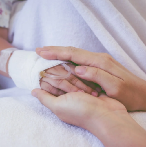 Деца на 6 и 8 години починаха след отравяне с храна