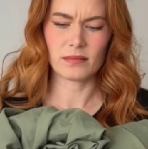 Жена показва как се сгъва чаршаф с ластик: Само 4 движения и изглежда сякаш е от магазина!