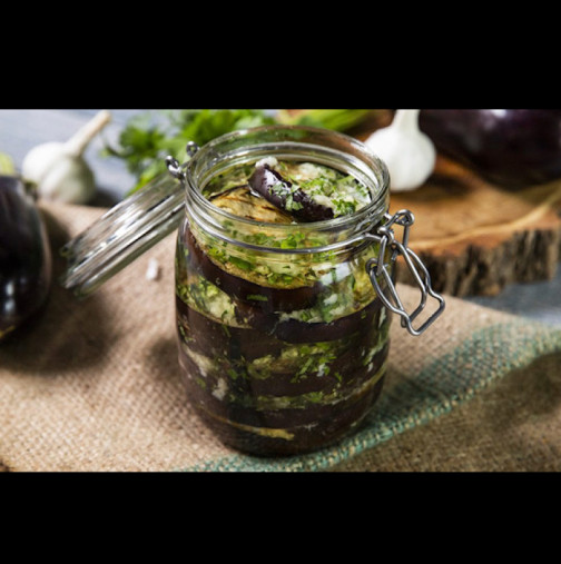 Когато искаме да се облажим през зимата, отваряме бурканче Реден патладжан - чудно мезе за всяко питие!