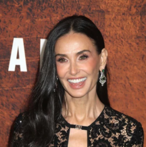 Ето как бихме искали да изглеждаме всички на 63 години: Прозрачната рокля на Деми Мур беше звездата на вечерта на гала събитието!