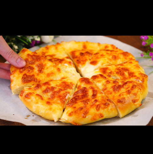Бърза Питка-кашкавалка, любима на дечицата вкъщи: тестото е душичка, а плънката се разтича, като отчупиш