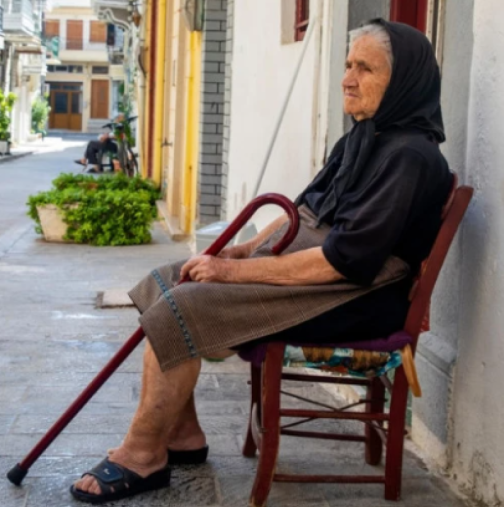 Съседите погребаха Ана: Съпругът ѝ не я обичаше, децата ѝ я забравиха, тя умря от мъка - Сама и изоставена