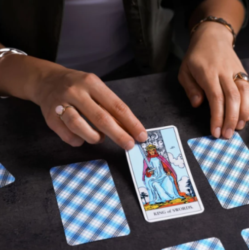 Декемврийски хороскоп според циганските карти: Кои зодии очакват неочаквани пари, любовни предложения и големи промени?