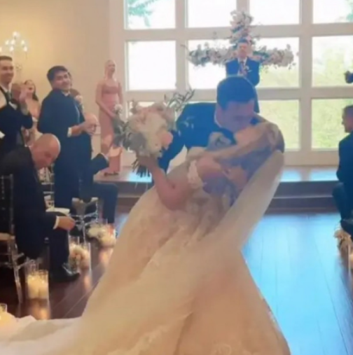 Целунаха се за първи път на сватбата! Младоженците чакат този момент от години и ето защо!