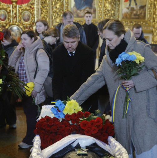Майка не събужда сина си за полет, защото сънува, че самолетът се разбива, по-късно го намира мъртъв в локва кръв 