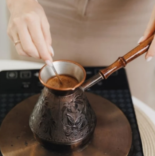 Трикът, който променя всичко: Кафето ви не е нужно да е сладко или горчиво - просто добавете щипка от това!