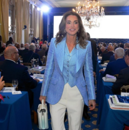 Модното съвършенство на стилната кралица: Елегантен детайл, който скрива коремчето, и обувки, които никога не излизат от мода