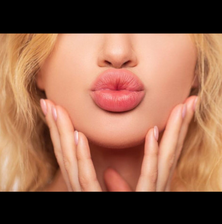 2 съставки и 5 минути за по-плътни устни: „Маска на Пепеляшка“ променя изцяло външния вид и премахва годините от лицето