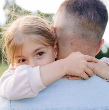 Направих снимка на съпруга ми, прегръщащ дъщеря си! Когато погледнах по-отблизо, замръзнах и след 2 часа-Ужасна диагноза!