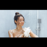 3 навика под душа, които съсипват кожата ви, без дори да осъзнавате: Шокиращо откритие на дерматолог