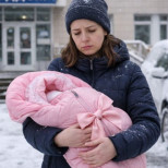 След като не отива на изписването в родилния дом, съпругът ѝ я изоставя заради друга. Пет години по-късно на вратата се звъни