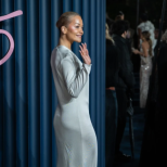 Най-известната албанка с рокля без бельо и с деколте под корема: Когато се обърна, показа ГОЛА РОКЛЯ, която оправдава името си