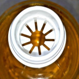 За какво са прорезите в гърлата на бутилките с растително масло?