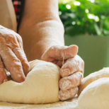 Професионалните пекари се кълнат в този трик: Тестото остава меко с дни благодарение на 2 забравени съставки