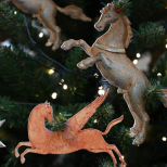 Огненият кон ще донесе късмет и просперитет: как да украсите дома си за Новата 2026 година