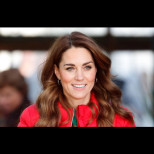 Когато Кейт Мидълтън пристигна на банкета, всичко спря: 2600 диаманта на главата ѝ, а роклята – шедьовър като от приказка!