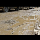 Плащат космически суми, за да живеят там, а тънат в кал до уши! Положението в елитен столичен квартал е плачевно: