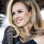 Щастлива новна за Лора Караджова