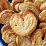 Вече ги няма по магазините, а бяха толкова вкусни! Спокойно, имаме рецептата: Сладки Ушички от 2 продукта за 5 минути