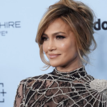 Дженифър Лопес показа майка си и сестрите си на 80-годишния рожден ден-Ако на тортата не пише 80, щяхме да решим, че е на 60