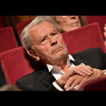 Децата на Ален Делон се хванаха за гушите! За година пропиляха всичко, което баща им им остави