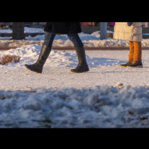 Превърнете зимните си обувки във водоустойчиви само със свещ и сешоар: Гениален трик за дъжд и сняг