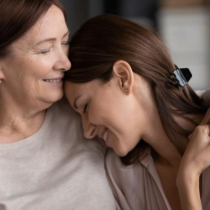 Защо майчината прегръдка е важна дори когато пораснем? Това е място, където едно нещо никога не се променя