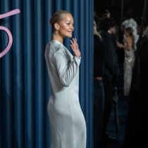 Най-известната албанка с рокля без бельо и с деколте под корема: Когато се обърна, показа ГОЛА РОКЛЯ, която оправдава името си