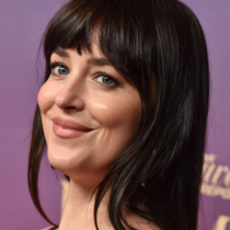 Рядко черна рокля отива на Дакота Джонсън: Едва ли сме виждали някой да изглежда толкова добре в нея