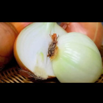 „ЛЕКАРСТВОТО НА БЕДНИТЕ“: Сокът от лук лекува кашлица, премахва акнето завинаги и повишава либидото! Ефектът е безценен: