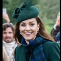 Модно издание, достойно за бъдеща кралица: Кейт Мидълтън омагьоса на коледната служба (СНИМКИ)