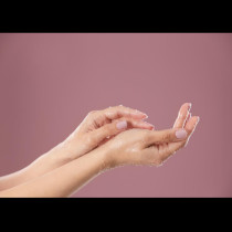 Ръцете ви са напукани и сухи, а кремът не помага? Ето как можете бързо и лесно да си помогнете у дома: