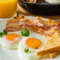 Холестеролът не скача заради бекона и яйцата: Диетолог разкрива виновниците, които разрушават черния дроб и натрупват мазнини