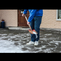 Забравете солта и пясъка, трябва да опитате това: Най-ефективният метод за топене на лед от пътеки и хлъзгави плочки