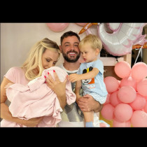 Най-щастливата Коледа за Камелия - посрещна я с двете си прекрасни дечица, най-сетне показа и малката Касия