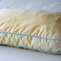 Жълтите възглавници стават бели като сняг: Ужасните петна изчезват за 15 минути, без пране или търкане