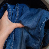 Всички перем дънките си погрешно: Ето колко пъти трябва да ги перете в пералнята