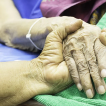 70-годишна семейна тайна изплува наяве: Умиращата ѝ майка разкри смразяващата истина, която промени живота ѝ напълно