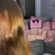 Тя показа какво е купила на дъщеря си за 11-ия ѝ рожден ден: Майка възмути хората, нападнаха я най-много заради един подарък